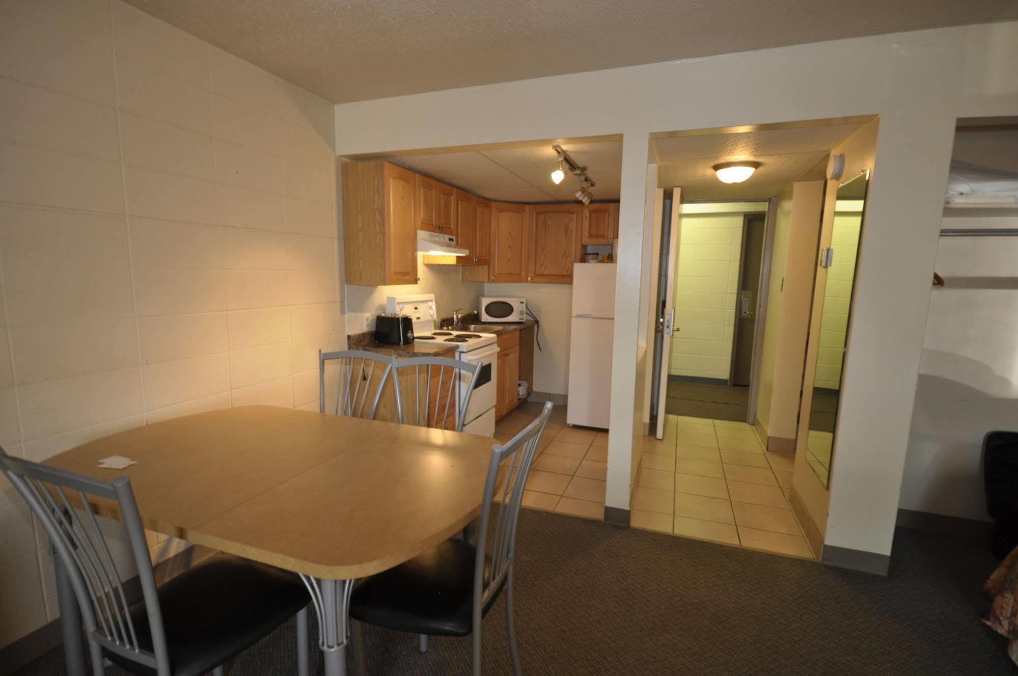 Beaverlodge Motor Inn Extérieur photo
